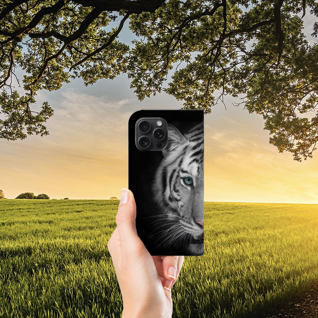 iPhone 15 Pro Max Hoesje maken Tijger met afbeelding van witte tijger in een natuurlijke omgeving 🌅
