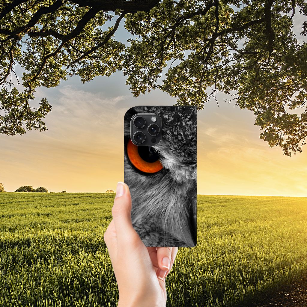 iPhone 15 Pro Max Hoesje maken Uil, hand houdt een hoesje met een uil in een prachtige landschapsscene.