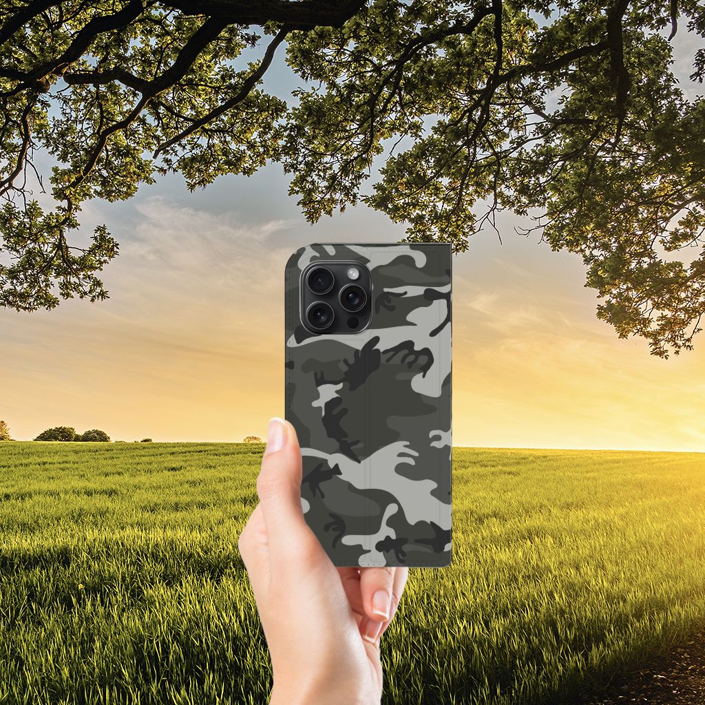 iPhone 15 Pro Max Hoesje met Magneet Army Light in camouflage design, perfect voor natuurliefhebbers 🌿.