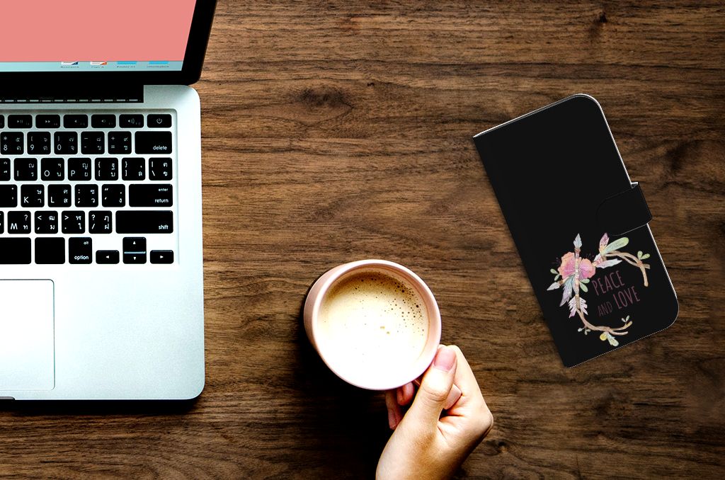 iPhone 15 Pro Max Leuk Hoesje Boho Text met bloemen op houten tafel naast laptop en koffie