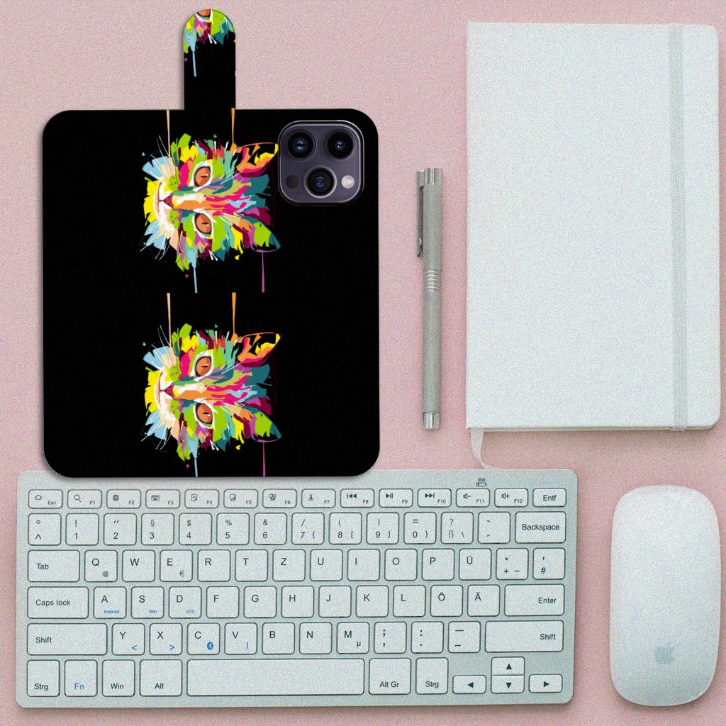 iPhone 15 Pro Max Leuk Hoesje Cat Color met kleurrijke kat op zwarte achtergrond en toetsenbord.