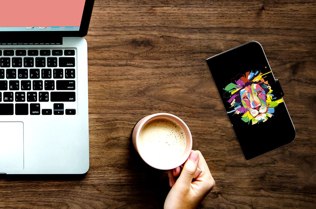 iPhone 15 Pro Max Leuk Hoesje Lion Color op bureau met laptop en koffie