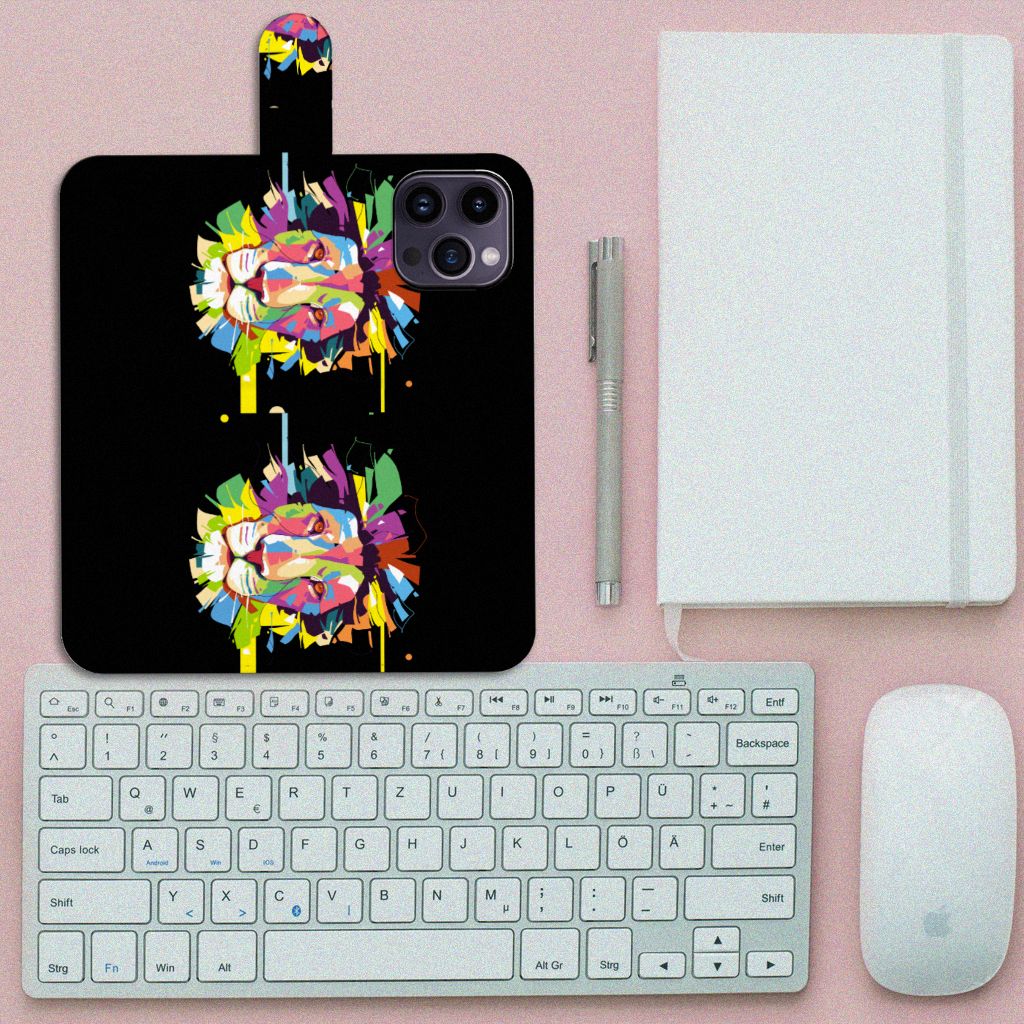 iPhone 15 Pro Max Leuk Hoesje Lion Color met kleurrijk design op een bureau met toetsenbord en muis.