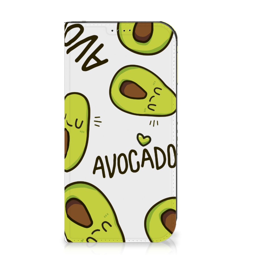 iPhone 15 Pro Max Magnet Case Avocado Singing met schattige avocado's en vrolijke tekst.