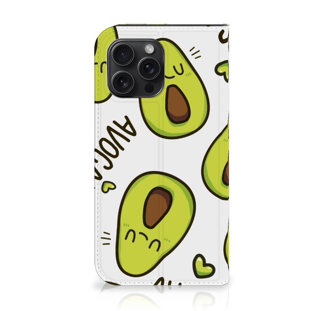 iPhone 15 Pro Max Magnet Case Avocado Singing met schattige avocado's en een vrolijk ontwerp.