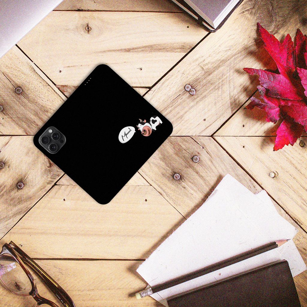iPhone 15 Pro Max Magnet Case Cow met uniek ontwerp op een houten tafel met kantoormaterialen.