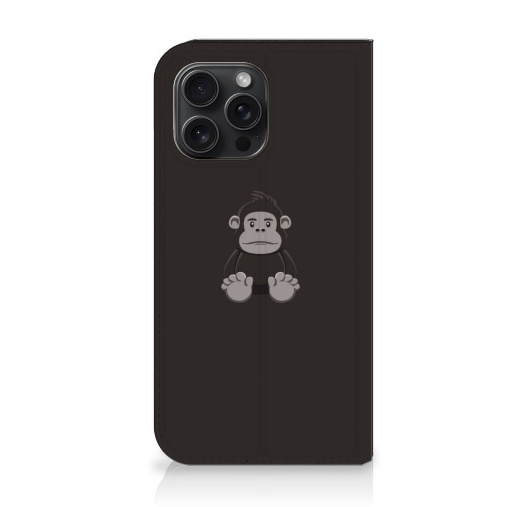 iPhone 15 Pro Max Magnet Case Gorilla met schattig aapjes ontwerp 🦍 op een zwarte achtergrond.