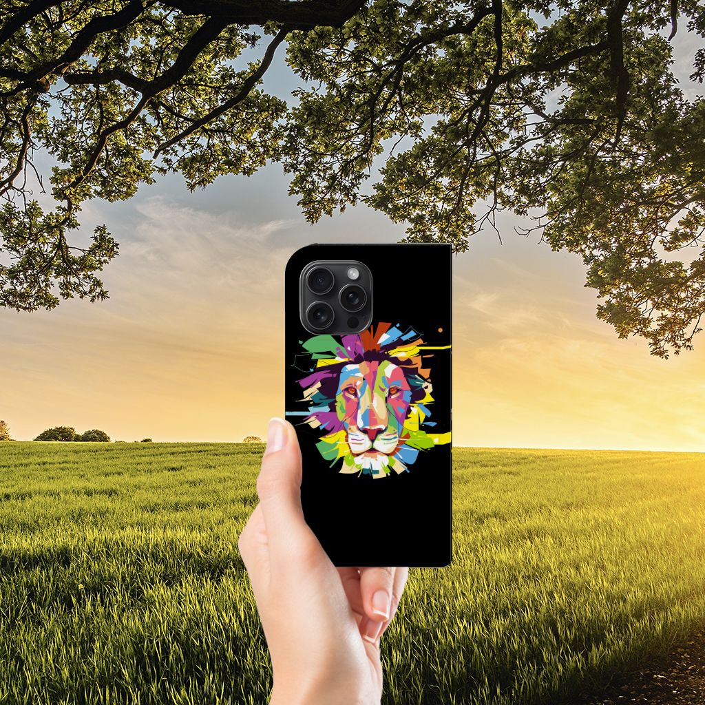 iPhone 15 Pro Max Magnet Case Lion Color met kleurrijk leeuwendesign in een hand, prachtige natuurachtergrond.