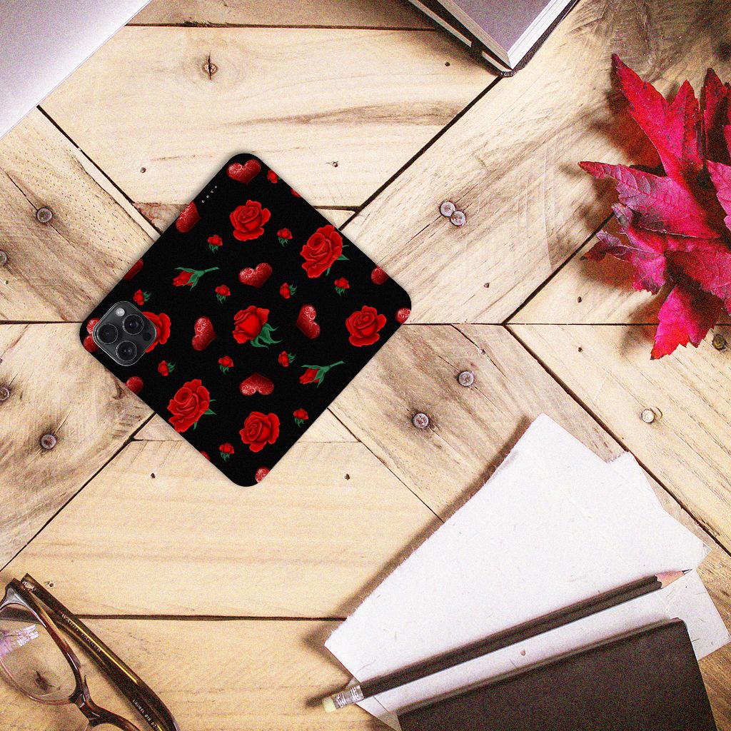 iPhone 15 Pro Max Magnet Case Valentine met een romantisch rozen- en hartdesign op een houten tafel.