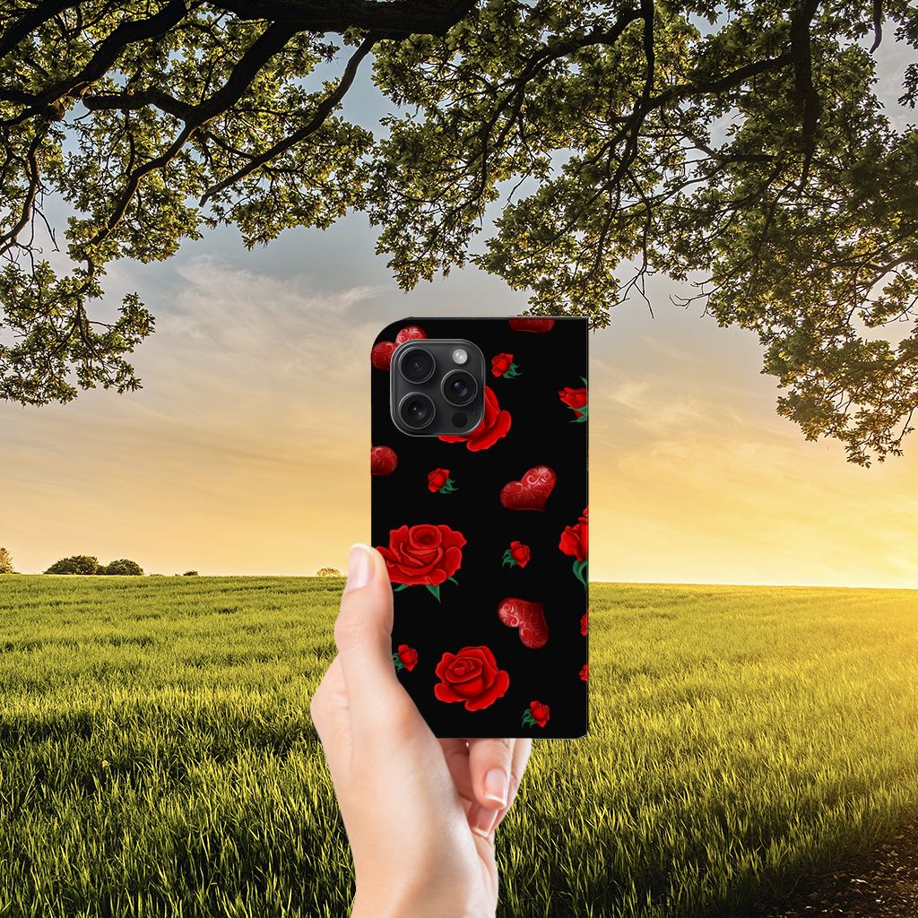 iPhone 15 Pro Max Magnet Case Valentine met rood rozenontwerp in de hand, perfect voor een romantische look 🌹.