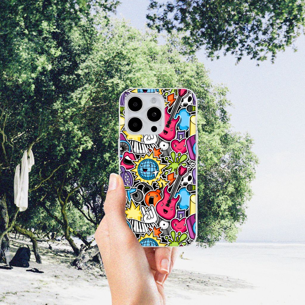 iPhone 15 Pro Max Silicone Back Cover Punk Rock met kleurrijk gitaarontwerp 🎸 op een strandlocatie.