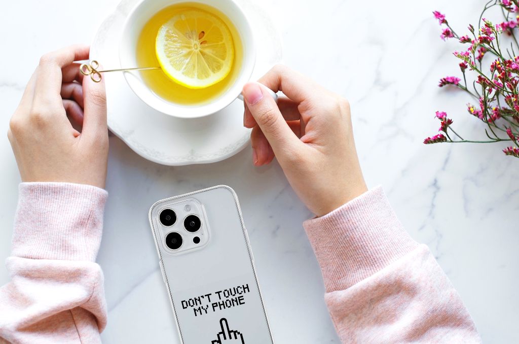 iPhone 15 Pro Max Silicone-hoesje Finger Don't Touch My Phone met een hand en een kopje thee met citroen.