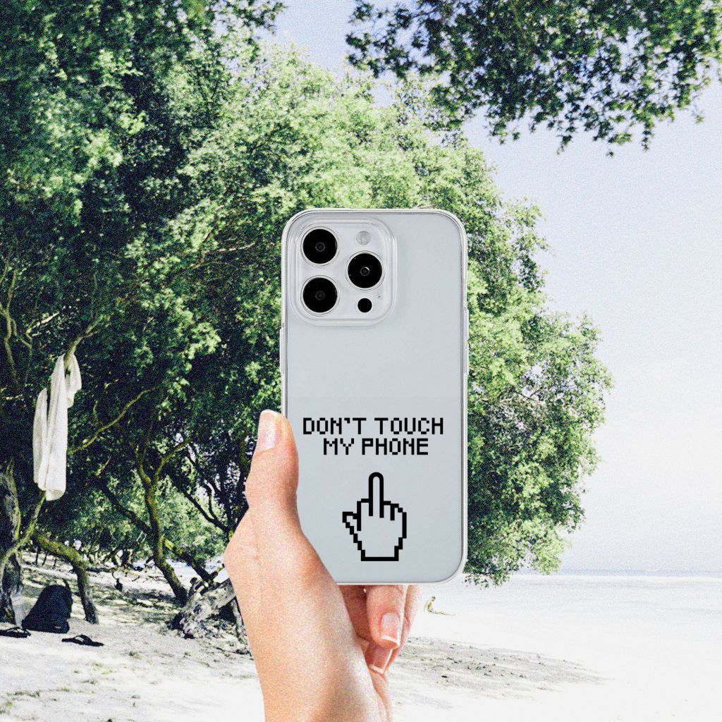 iPhone 15 Pro Max Silicone-hoesje Finger Don't Touch My Phone met uniek design in een natuurlijke omgeving.