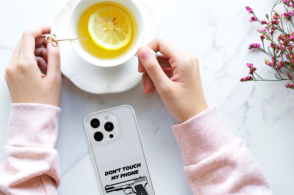 Vrouw met iPhone 15 Pro Max Silicone-hoesje Pistol DTMP en een kopje thee met citroen 🍋.