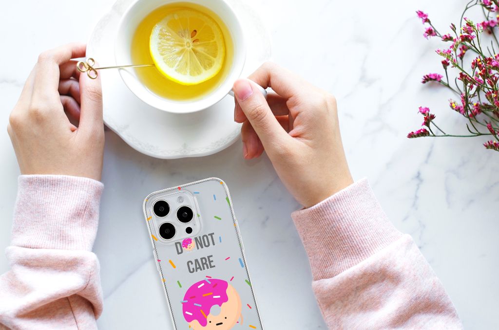 iPhone 15 Pro Max Siliconen Case Donut Roze met een vrolijk donut ontwerp op tafel naast een kopje citroen-thee 🍋.
