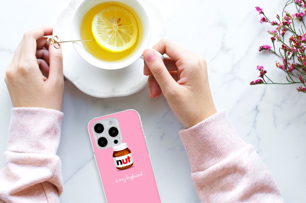 iPhone 15 Pro Max Siliconen Case Nut Boyfriend met roze design en Nutella potje naast een kopje thee 🍵.