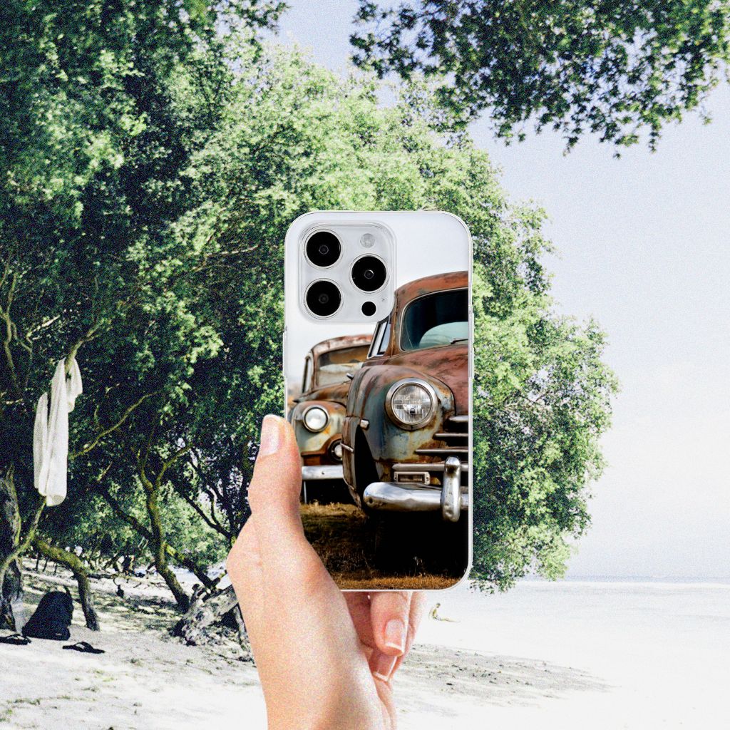 iPhone 15 Pro Max Siliconen Hoesje met foto Vintage Auto met retro car design in hand op het strand