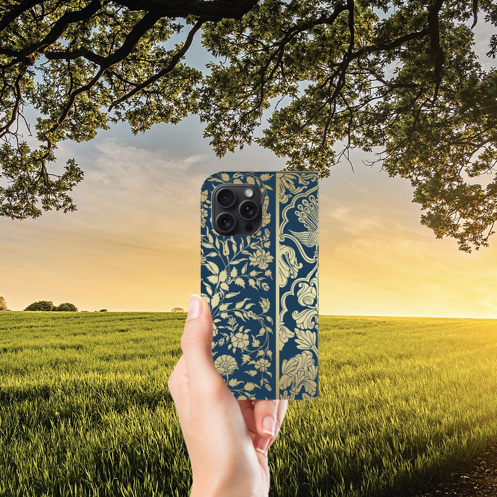 iPhone 15 Pro Max Smart Cover Beige Flowers met een elegante beige bloemenprint in natuurlijke omgeving 🌼.
