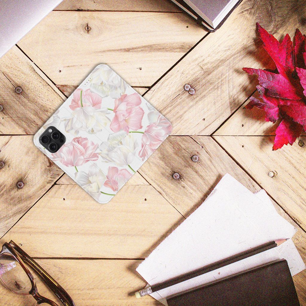 iPhone 15 Pro Max Smart Cover Lovely Flowers met witte en roze bloemen op een houten tafel.