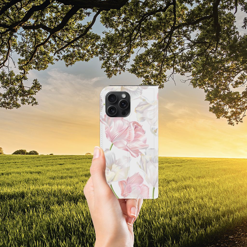 iPhone 15 Pro Max Smart Cover Lovely Flowers met roze en witte bloemen, perfect voor jouw smartphone 🌸.