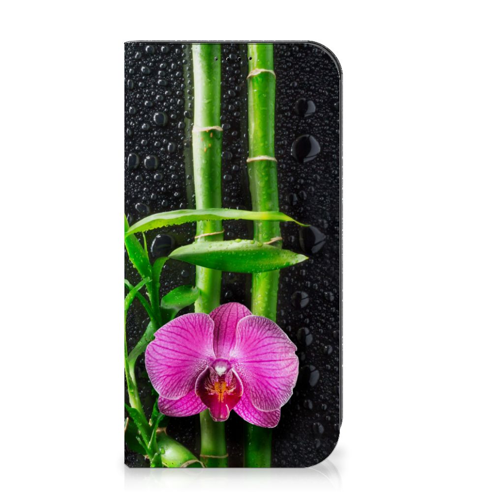 iPhone 15 Pro Max Smart Cover Orchidee met een elegante orchidee en bamboe op een druppelachtige achtergrond.