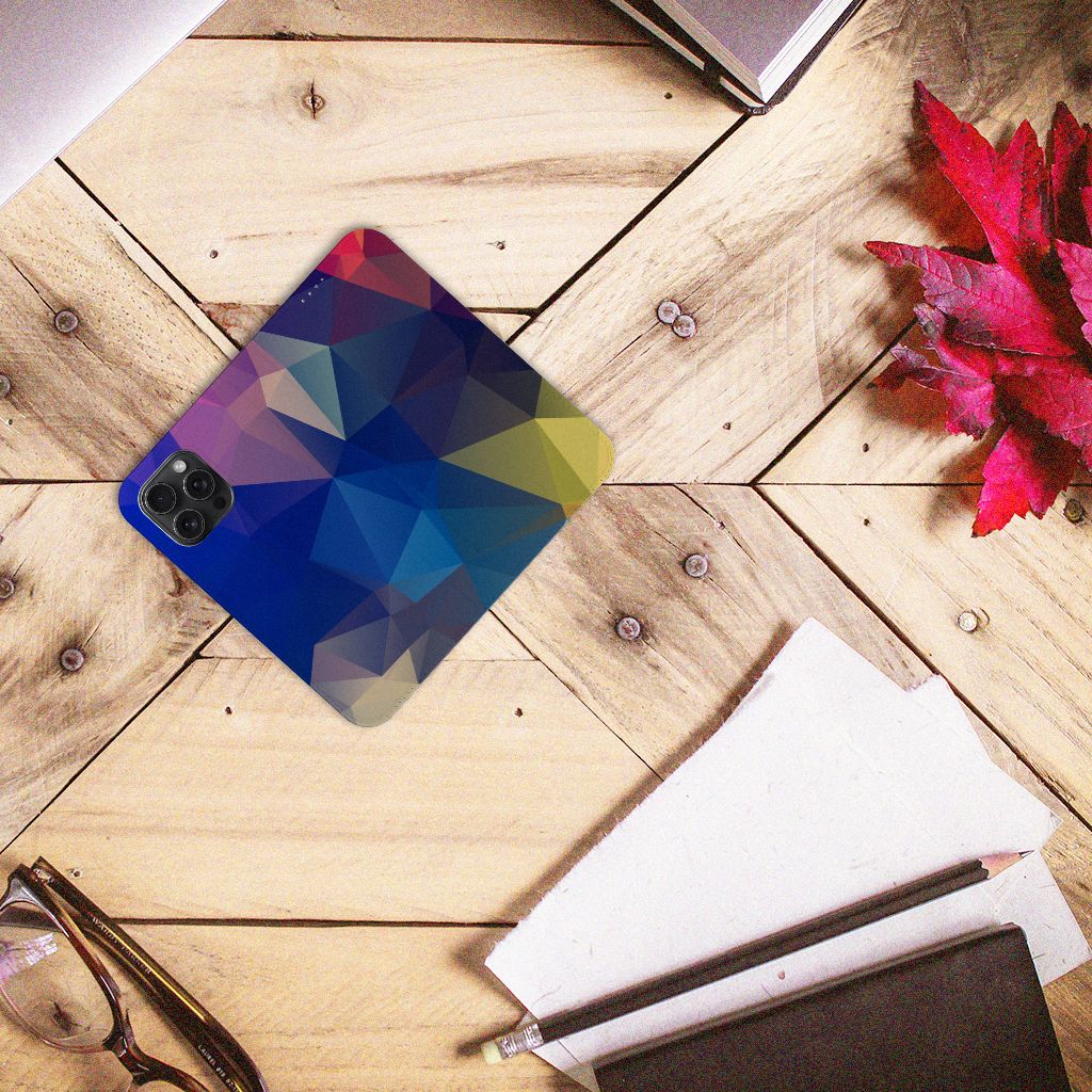 iPhone 15 Pro Max Stand Case Polygon Dark met abstract paars en kleurrijk ontwerp op een houten tafel