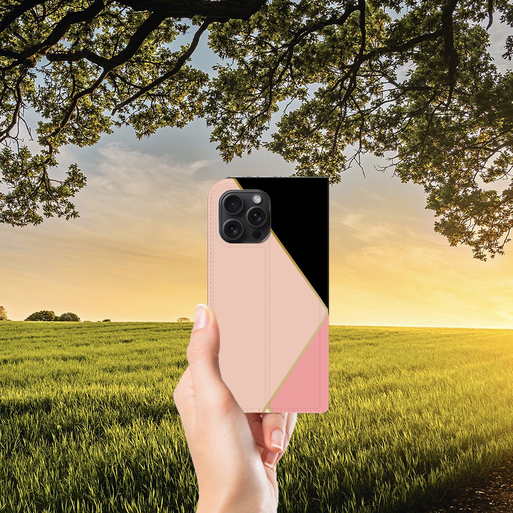 iPhone 15 Pro Max Stand Case Zwart Roze Vormen met geometrisch design in een buitenomgeving 🌅.