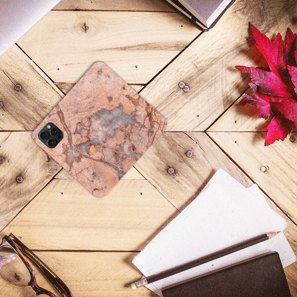 iPhone 15 Pro Max Standcase Marmer Oranje op houten tafel met notitieblokken en brillen