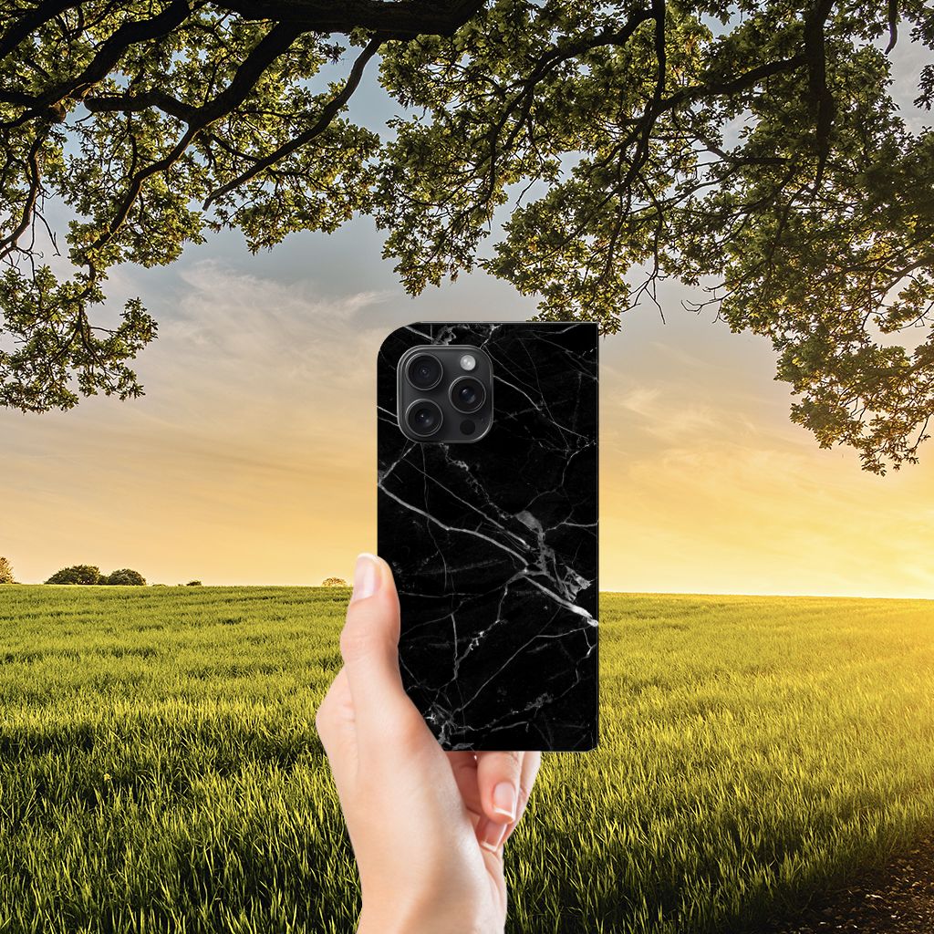 iPhone 15 Pro Max Standcase Marmer Zwart - Origineel Cadeau Vader in hand tegen een zonsondergang met velden.