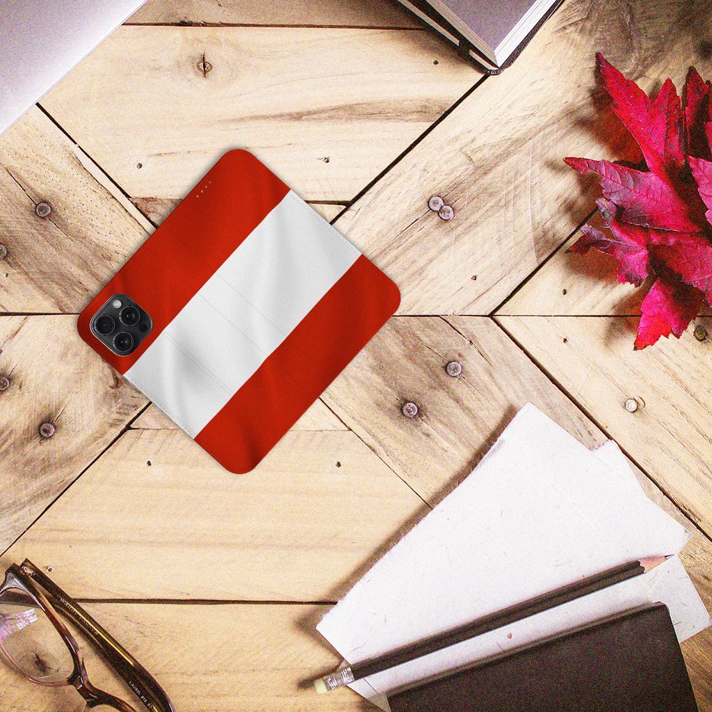 iPhone 15 Pro Max Standcase Oostenrijk met een design van de Oostenrijkse vlag 🇦🇹 op een houten tafel.