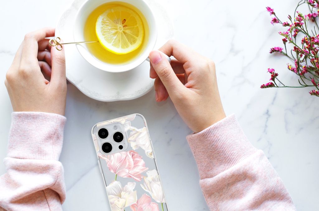 iPhone 15 Pro Max TPU Case Lovely Flowers met bloemenprint en ontspannen sfeer bij een kopje thee 🍵