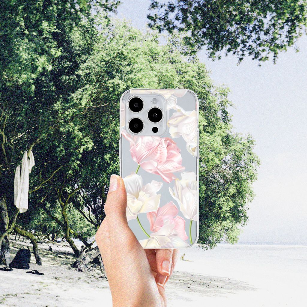 iPhone 15 Pro Max TPU Case Lovely Flowers met roze en witte bloemen op een zonnige strandlocatie