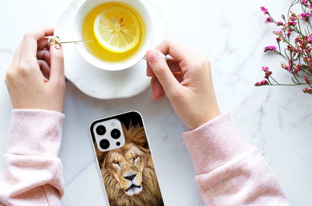 iPhone 15 Pro Max TPU Hoesje Leeuw met indrukwekkende leeuwoverzicht, in handen met een kop thee en citroen ☕🍋
