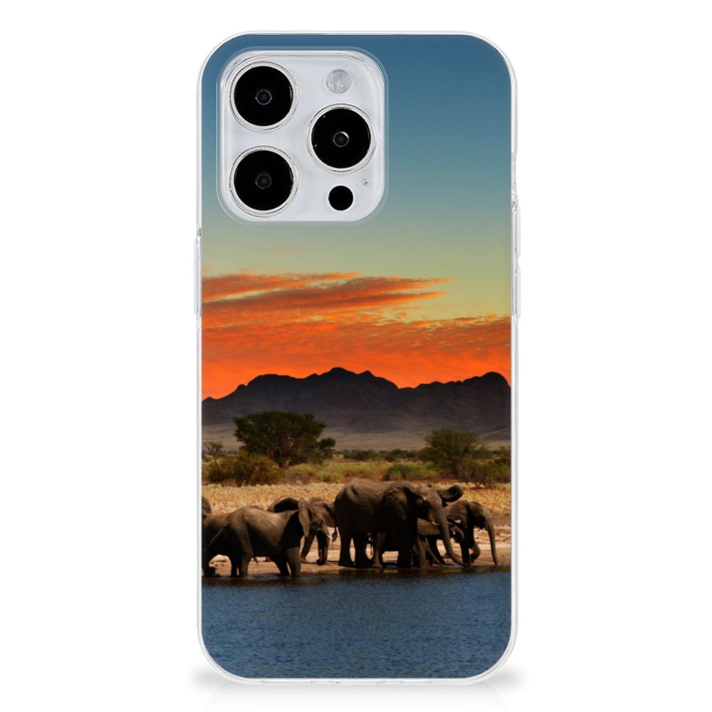 iPhone 15 Pro Max TPU Hoesje Olifanten met olifanten op de achtergrond en een prachtige zonsondergang 🌅.