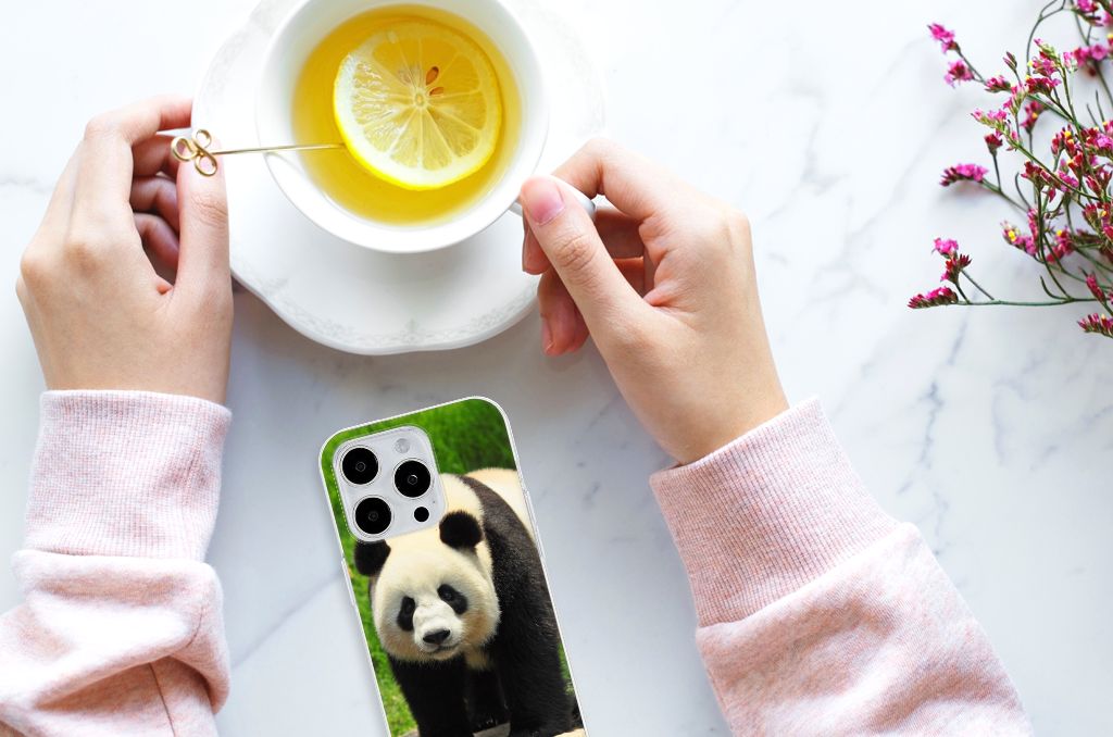 iPhone 15 Pro Max TPU Hoesje Panda met schattige panda afbeelding terwijl iemand thee drinkt 🍵