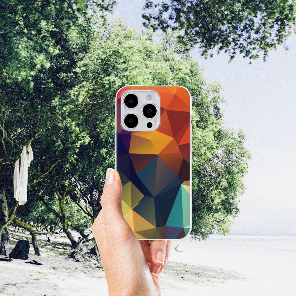 iPhone 15 Pro Max TPU Hoesje Polygon Color met kleurrijke driehoeken op een zonnige strandlocatie.