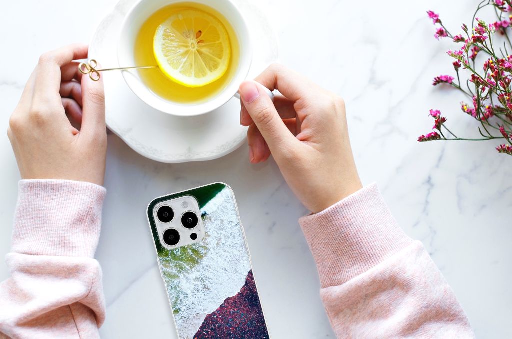 iPhone 15 Pro Max TPU Hoesje Sea in Space met een drankje en een schijfje citroen 🍋 op tafel.