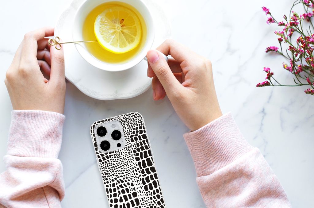 iPhone 15 Pro Max TPU Hoesje Slangenprint met zwarte en witte slangenprint naast een kopje citroenthee 🍋.