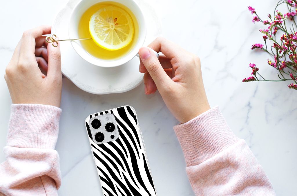 iPhone 15 Pro Max TPU Hoesje Zebra in zwart-witte strepen met een kopje thee en citroen op een marmeren tafel.