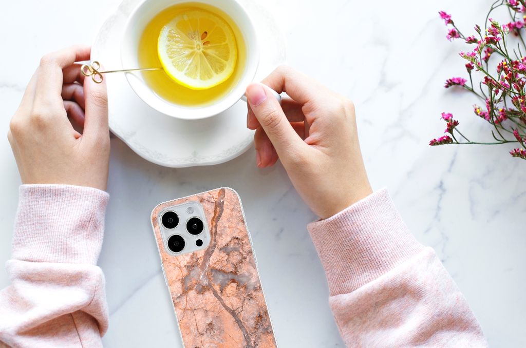 iPhone 15 Pro Max TPU Siliconen Hoesje Marmer Oranje met handen die een kopje thee vasthouden 🍋