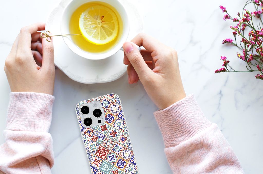 iPhone 15 Pro Max TPU Siliconen Hoesje Tiles Color design hand met thee