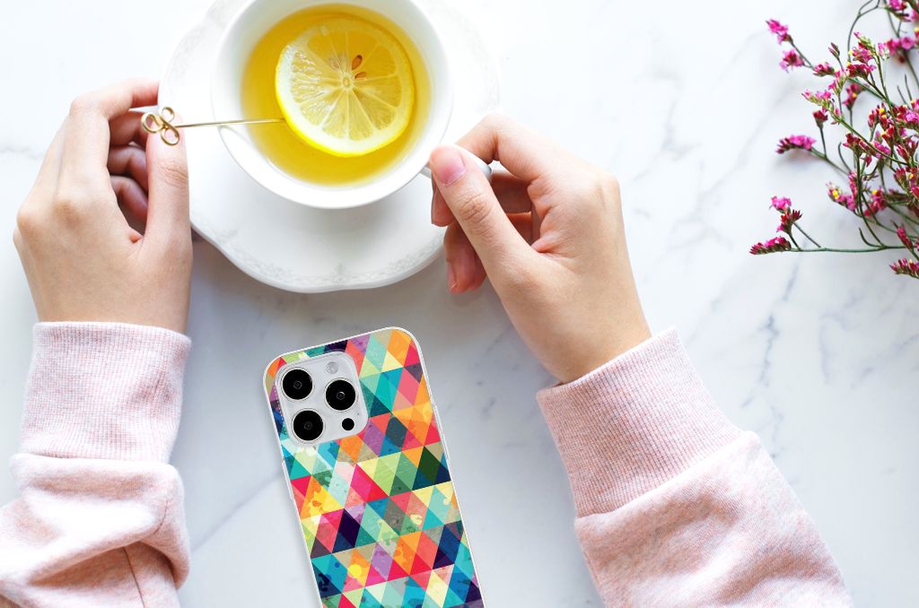 iPhone 15 Pro Max TPU bumper Geruit met kleurrijke ruitjes, naast een kopje citroen thee.