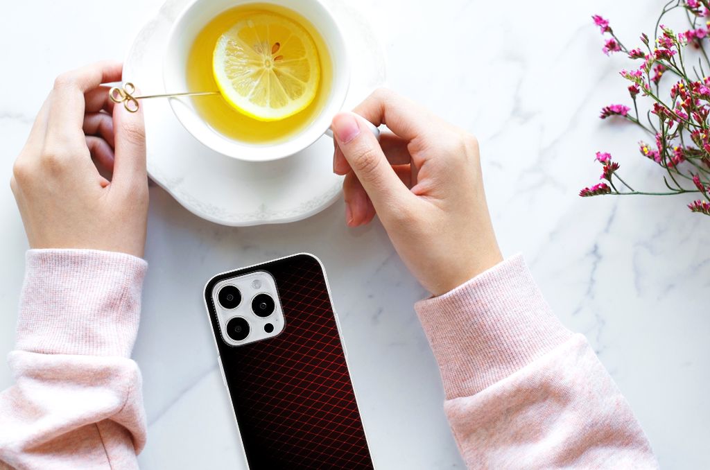 iPhone 15 Pro Max TPU bumper Geruit Rood met een hand die thee drinkt en een schijfje citroen.