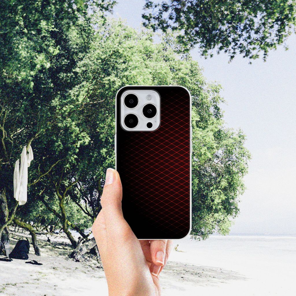 iPhone 15 Pro Max TPU bumper Geruit Rood in hand met een achtergrond van bomen en strand.