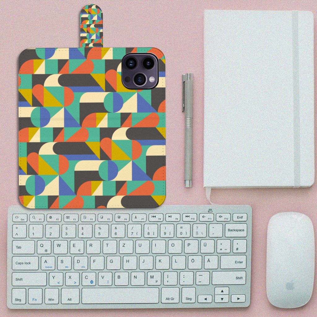 iPhone 15 Pro Max Telefoon Hoesje Funky Retro met kleurrijk geometrisch patroon op bureau met toetsenbord en muis.