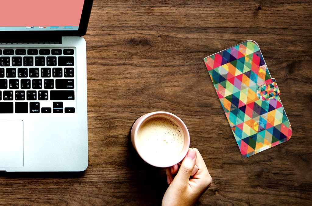 iPhone 15 Pro Max Telefoon Hoesje Geruit in kleurrijk design, met een kop koffie en laptop op houten tafel.