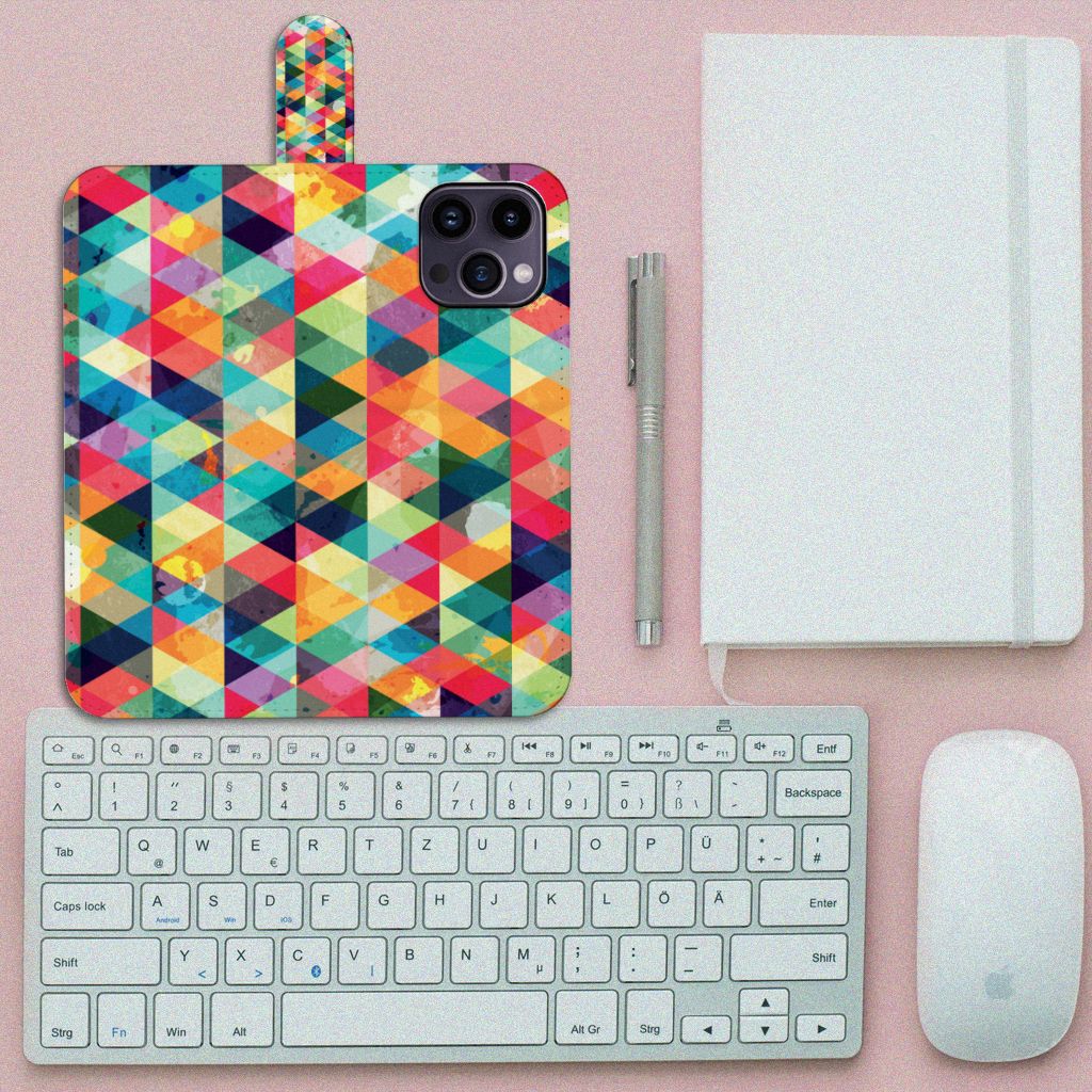 iPhone 15 Pro Max Telefoon Hoesje Geruit met kleurrijk ruitjesdesign op bureau naast toetsenbord en notitieboek.