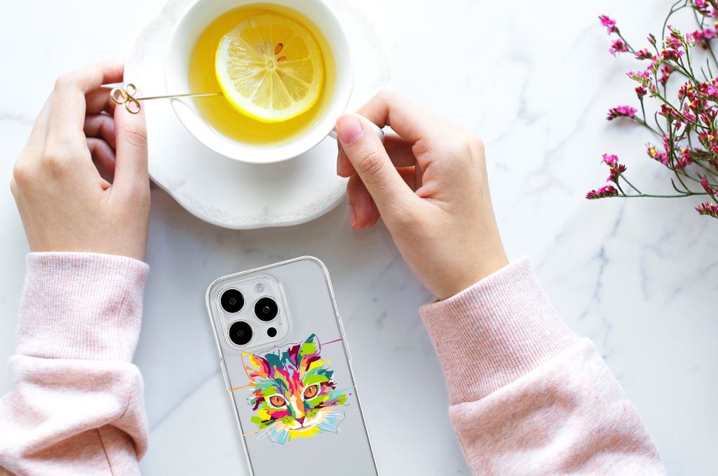 iPhone 15 Pro Max Telefoonhoesje met Naam Cat Color, kleurige kat design, hand met thee en schijfje citroen.