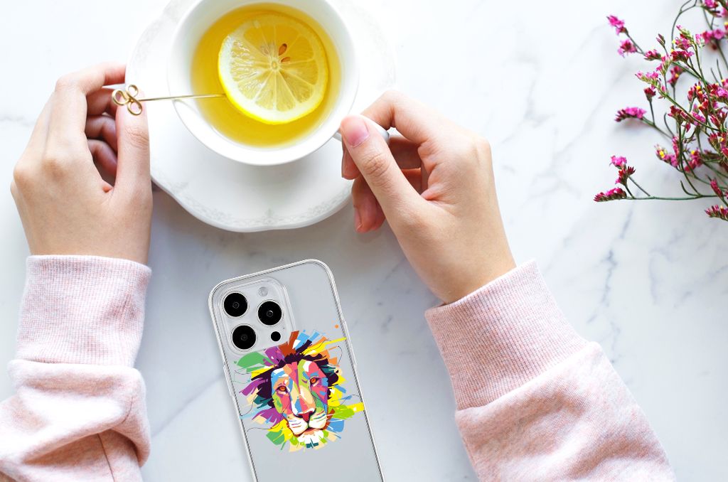 iPhone 15 Pro Max Telefoonhoesje met Naam Lion Color op een tafel met een kopje thee.