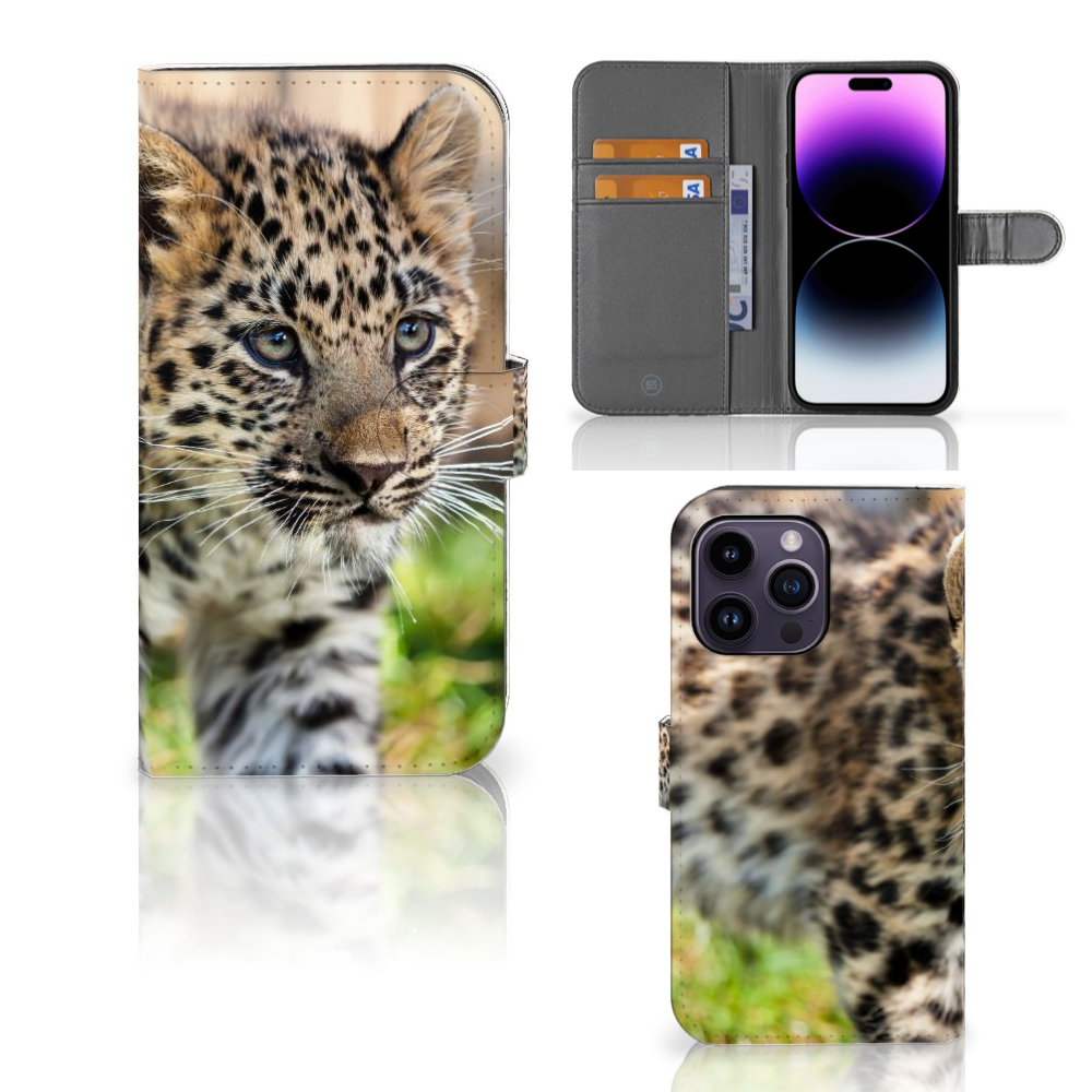 iPhone 15 Pro Max Telefoonhoesje met Pasjes Baby Luipaard, schattige welp met patroon, magneetsluiting. 🐆